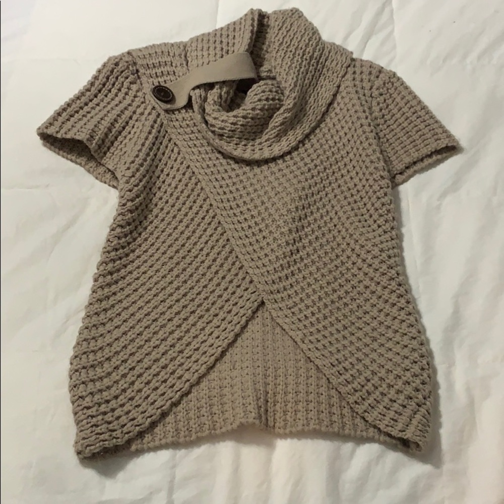 Short sleeve sweater wrap.